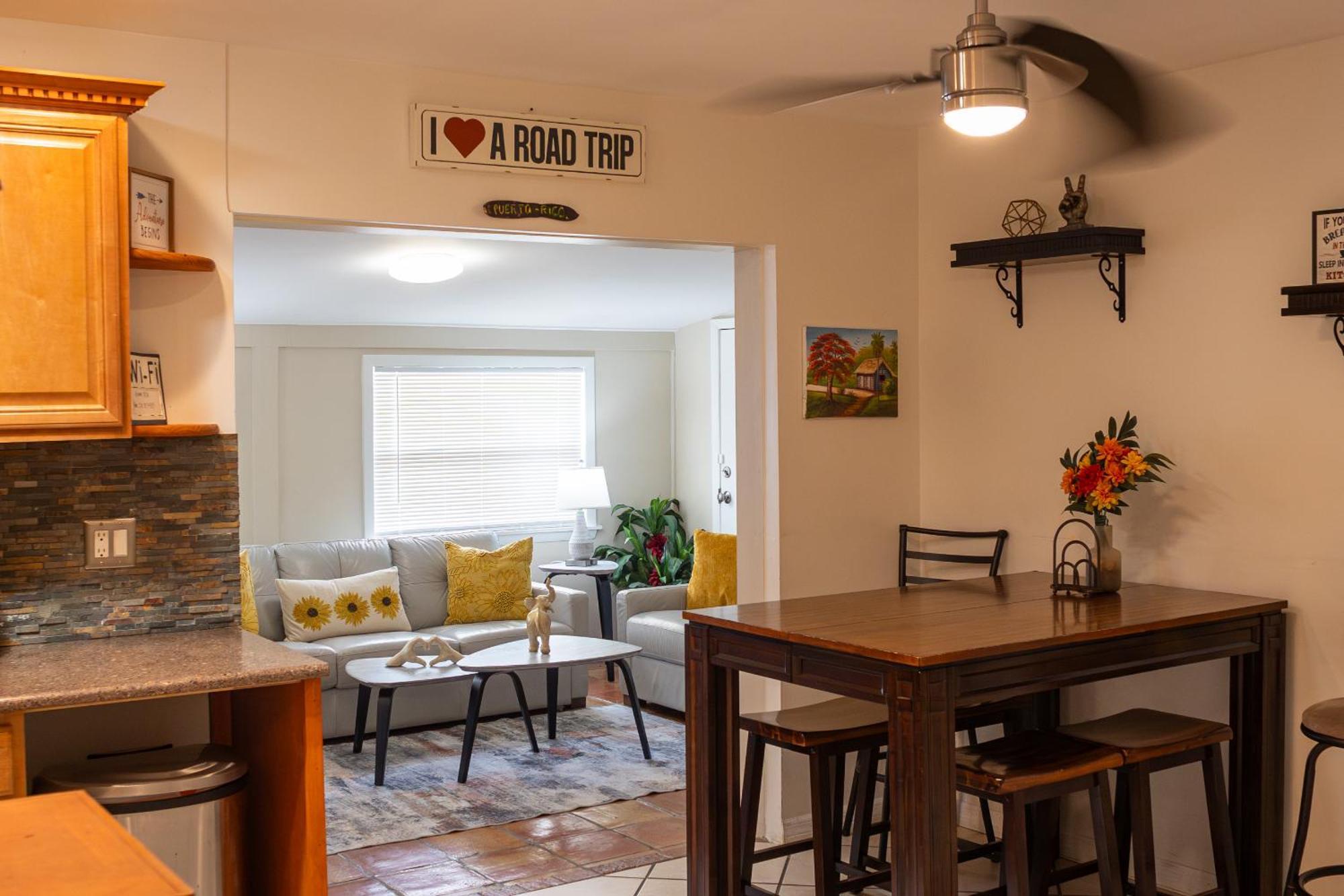 Comfy 3 Bedroom With Parking & Close To Everything เนเปิลส์ ภายนอก รูปภาพ